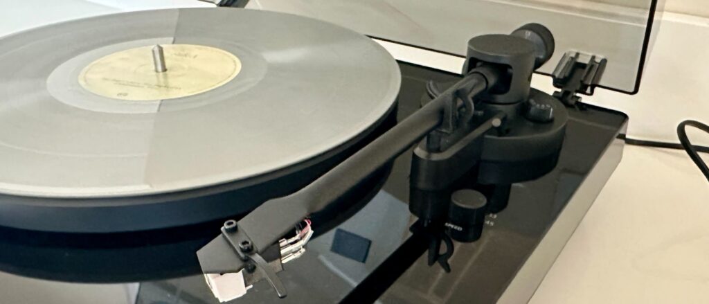 Philips Fidelio FT1: An Affordable Turntable and CD Player with Modern Connectivity src 1k0852b featured